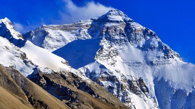 Schneebedeckter Mount Everest visualisiert den Blogartikel „Wie der Mount Everest bei der Zielformulierung hilft”