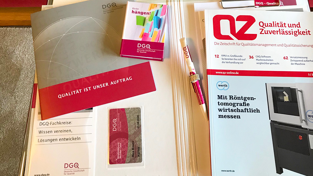 Detailansicht Begrüßungspaket der DGQ – Deutschen Gesellschaft für Qualität mit Infomaterialien und Mitgliedsausweis