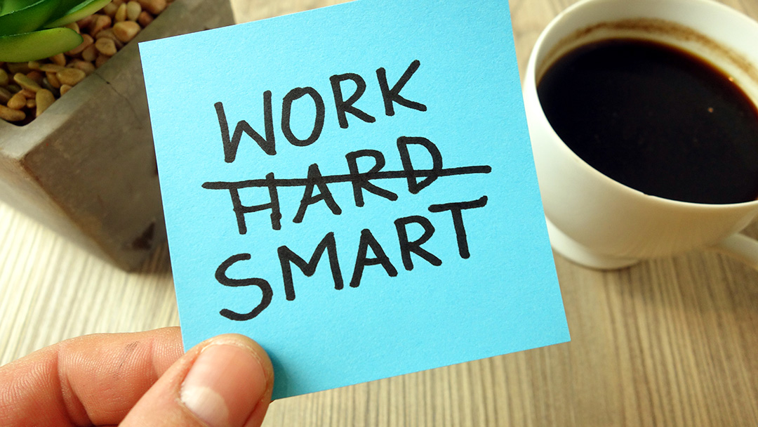 Symbolfoto mit Post-it und Kaffeetasse: Work Smart: Arbeit kann motivieren