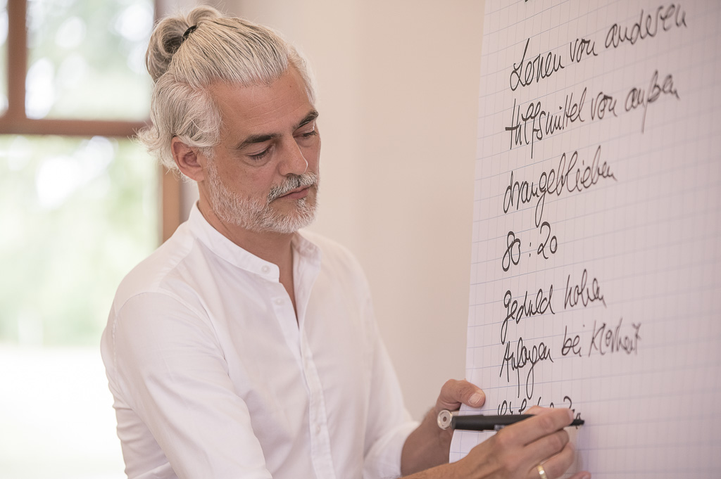 Mark Arante-Durst am Flipchart während eines Trainings