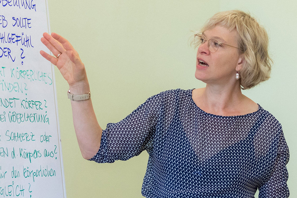 Hedda Weise moderiert am Flipchart