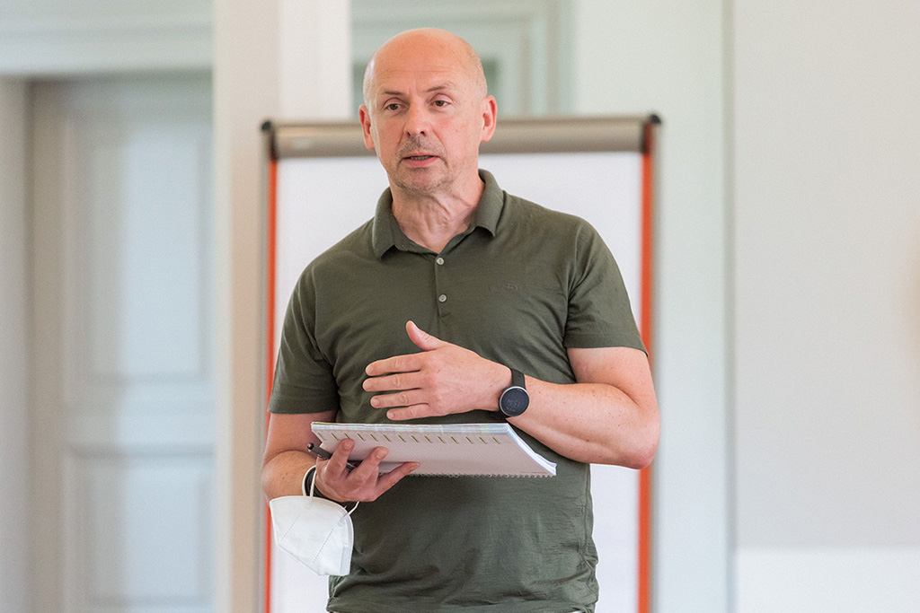 Matthias Bellmann moderiert einen Workshop